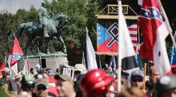 Manifestantes de extrema-direita em Charlottesville, nos EUA, em 2017 - Getty Images