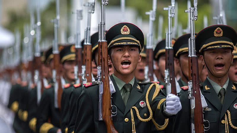 Soldados do Exército Popular de Libertação da China (PLA) marcham em 2013, em Hong Kong - Getty Images