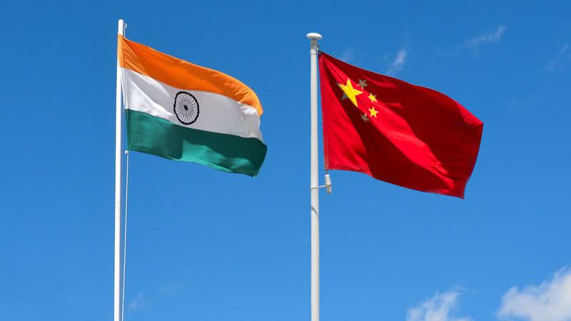 Imagem ilustra bandeira indiana e chinesa - Imagem de Harikrishnan Mangayil por Pixabay / Foto de aboodi vesakaran por Pexels