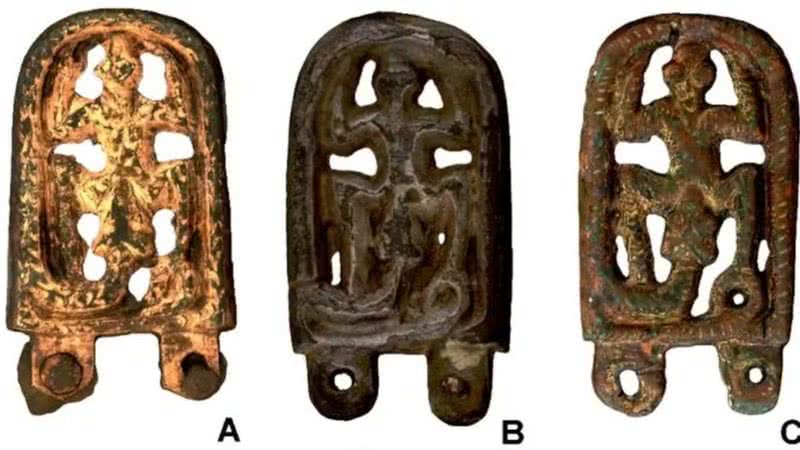 Fivelas de cinto encontradas na República Tcheca - Reprodução / Faculdade de Artes da Universidade de Masaryk