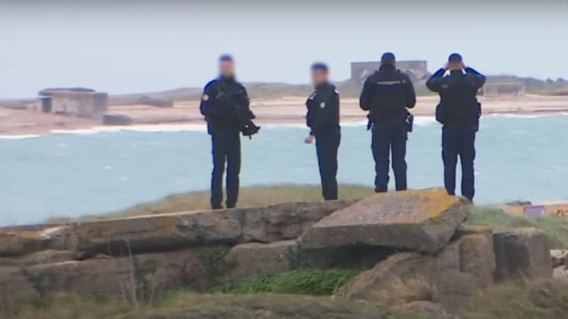 Policiais investigam pacotes de cocaína encontrados em praia na França - Reprodução/Vídeo