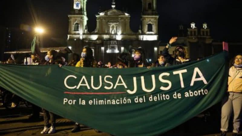 Ativistas manifestam para legalização do aborto na Colômbia - Divulgação/Instagram/Causajustaporelaborto/@alexarochi_