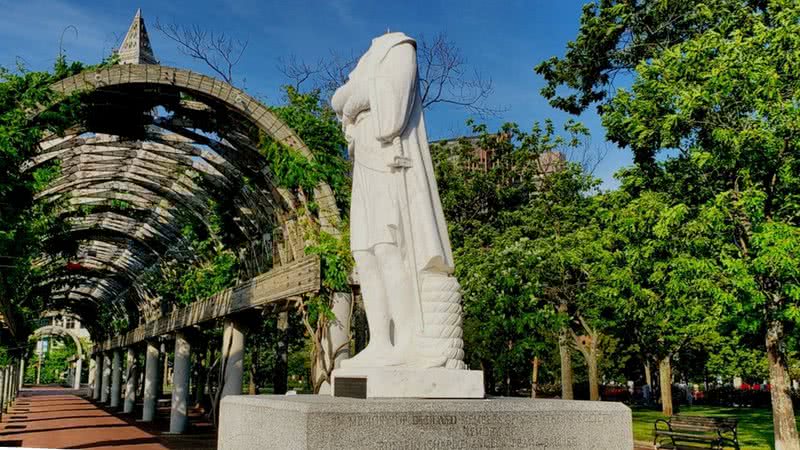 Estátua de Cristóvão Colombo decapitada nos EUA - Divulgação/Twitter