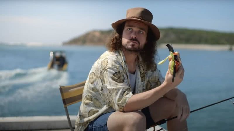 Homem comendo um sanduíche de morcego em comercial australiano - Divulgação