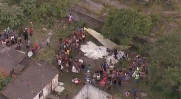 Moradores do Complexo do Salgueiro, em São Gonçalo, encontram corpos - Divulgação/Vídeo/g1