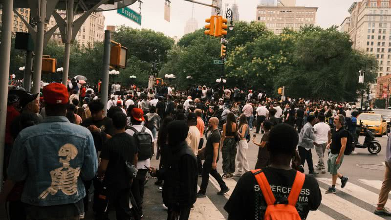 Imagem da multidão reunida em praça de Nova Iorque - Reprodução/Twitter/Snapped_By_Marv