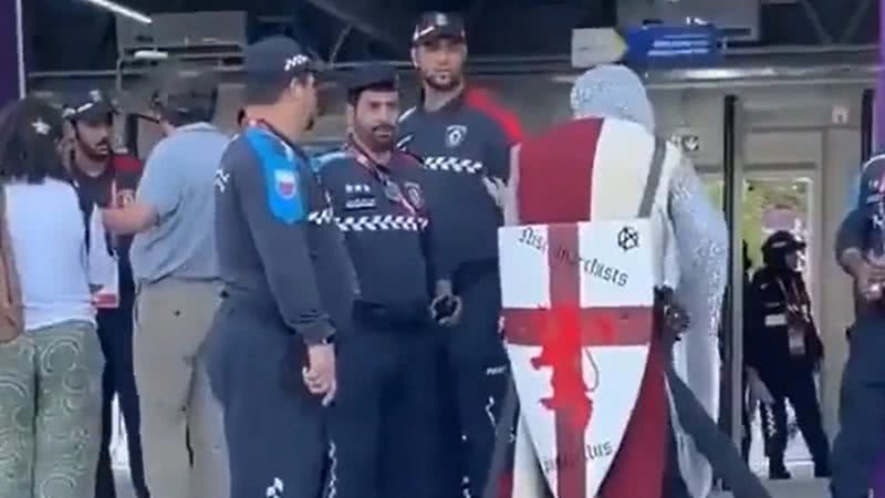 Policias impedem entrada de torcedor fantasiado de guerreiro medieval no estádio - Reprodução/Twitter/@NinaByzantina