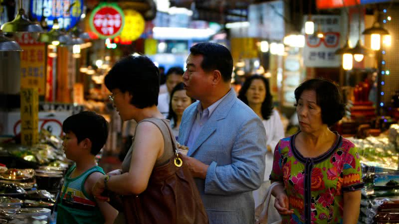 Imagem ilustrativa de cidadãos na Coreia do Sul - Getty Images