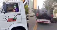 Coringa guinchando o carro do Batman - Divulgação/Twitter/@alexandreeeelf e @Domains_OF_Mind