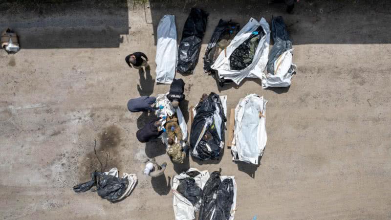 Corpos de soldados russos em sacolas - Getty Images