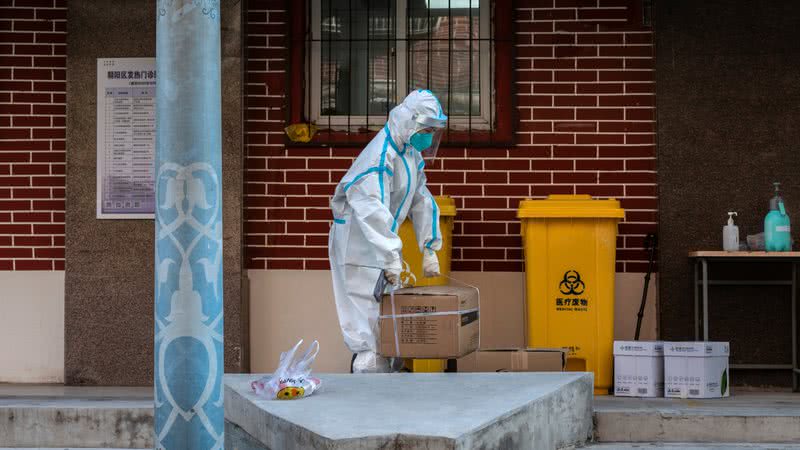 Médica organiza equipamentos em hospital na China - Getty Images