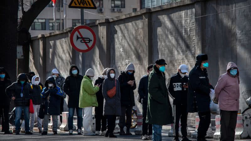 Imagem ilustrativa de chineses vestindo máscaras - Getty Images