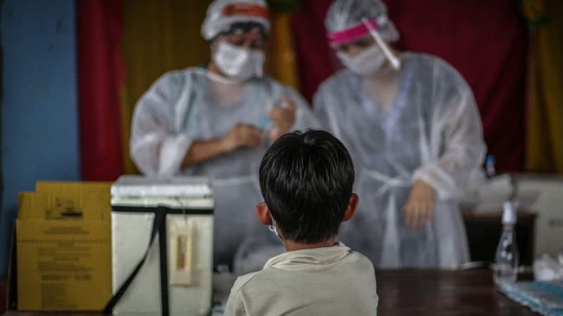 Imagem ilustrativa de vacina e criança - Getty Images