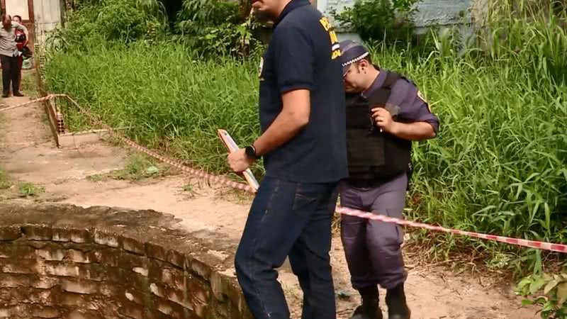 Policiais analisam local do crime - Divulgação / TV Globo