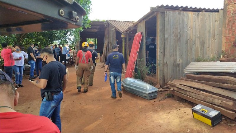 Autoridades em residência onde os corpos foram encontrados - Divulgação/Polícia Nacional Paraguai