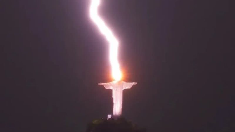 Fotografia do Cristo Redentor no instante em que ele é atingido por um raio - Foto / Fernando Braga