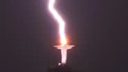 Fotografia do Cristo Redentor no instante em que ele é atingido por um raio - Foto / Fernando Braga