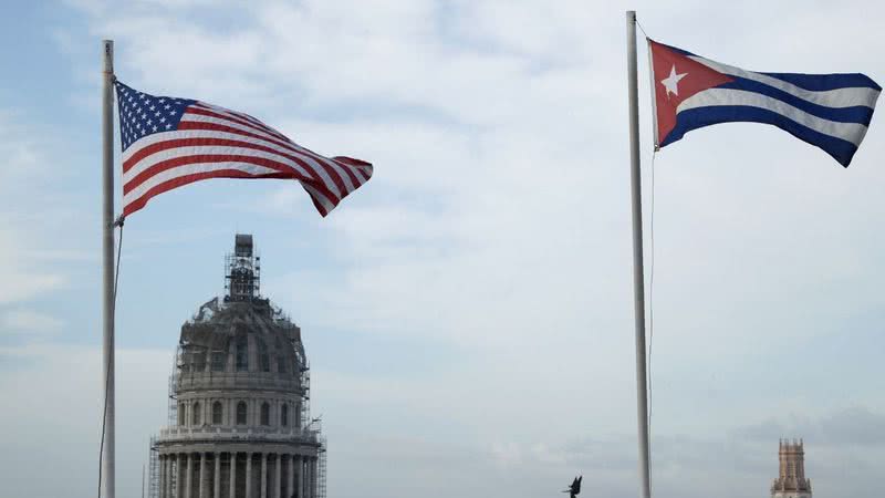 Bandeiras de Cuba e dos Estados Unidos hasteadas - Getty Images