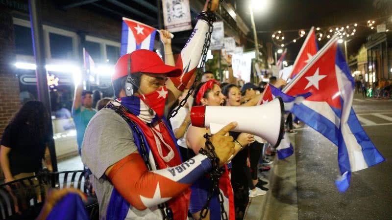 Cubanos-americanos durante manifestações em Tampa, em apoio aos manifestantes em Cuba - Getty Images