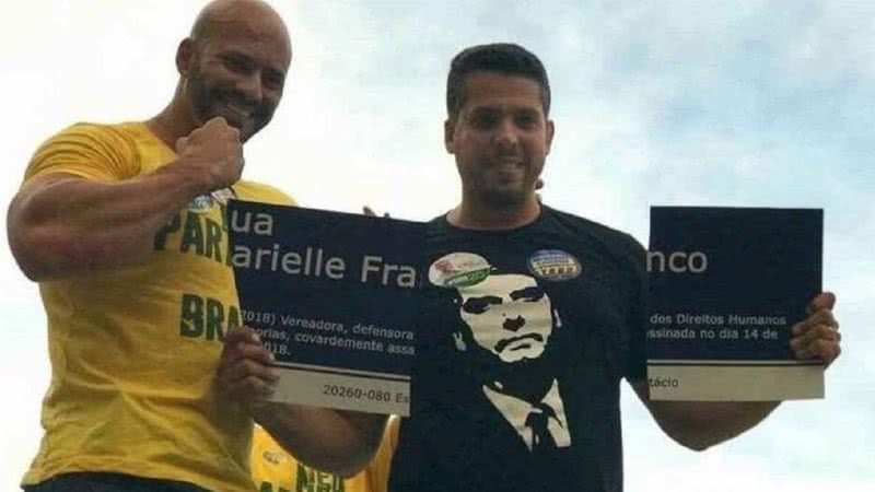 O deputado estadual Daniel Silveira (esq.) rasgando uma placa de rua em homenagem a Marielle Franco - Divulgação