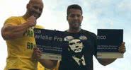 O deputado estadual Daniel Silveira (esq.) rasgando uma placa de rua em homenagem a Marielle Franco - Divulgação