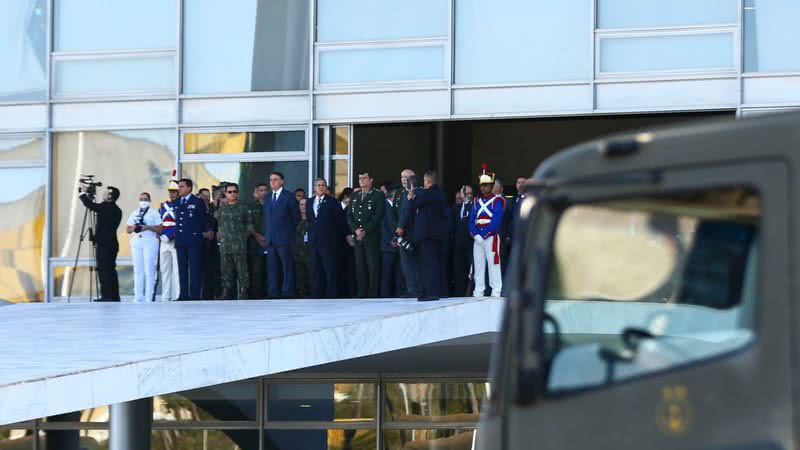 Fotografia do presidente Jair Bolsonaro assistindo ao desfile - Divulgação/ Marcelo Camargo/ Agência Brasil