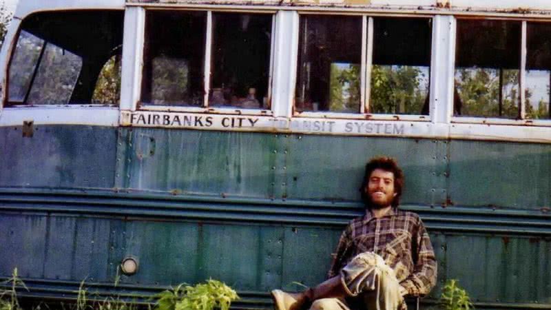 Christopher McCandless, em frente ao ônibus - Wikimedia Commons