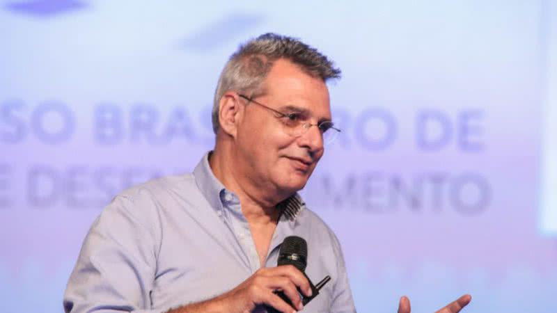 Fotografia de Gilberto Dimenstein em palestra - Divulgação