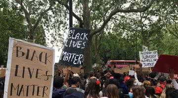 Manifestantes em Londres - Wikimedia Commons