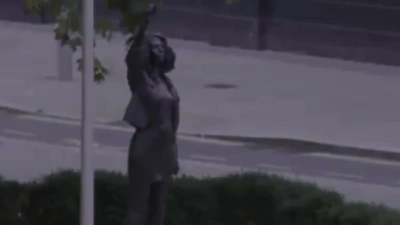 Estátua de Jen Reid - Divulgação / Twitter / Channel 4 News