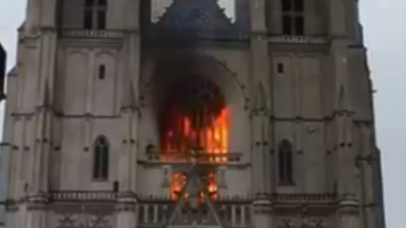 Catedral de Nantes atingida pelo fogo - Divulgação / Twitter