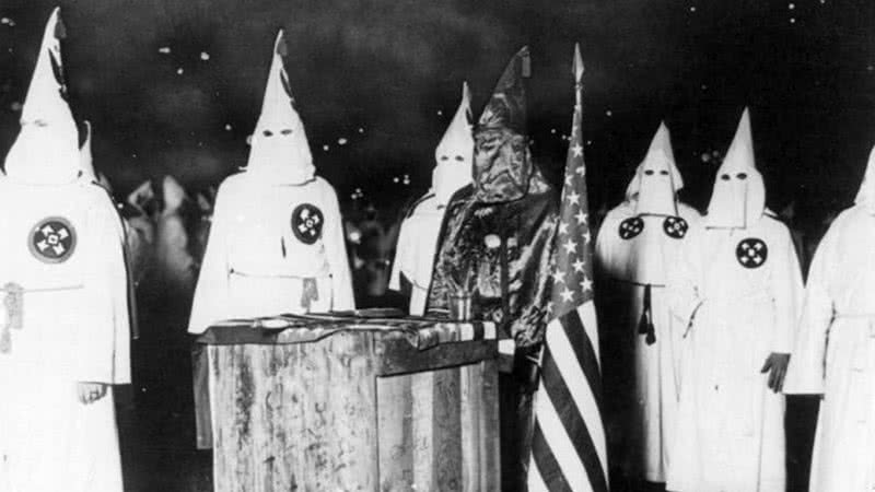 Uma reunião da KKK em Chicago, na década de 1920 - Wikimedia Commons