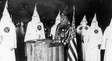 Uma reunião da KKK em Chicago, na década de 1920 - Wikimedia Commons