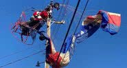 Fotografia de Papai Noel enroscado na rede elétrica - Divulgação/ Twitter