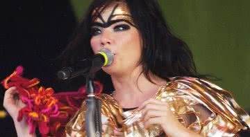 Fotografia de Björk durante show - Wikimedia Commons