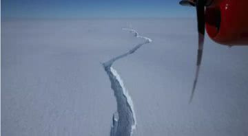 Fotografia da rachadura que se formou antes da quebra do iceberg - Divulgação / Equipe Halley / British Antarctic Survey