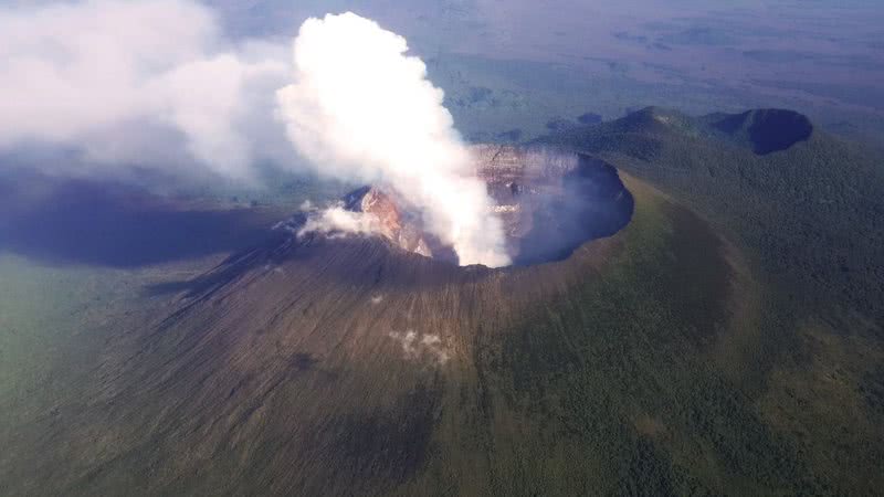 Fotografia do Monte Nyiragongo em outros períodos - Wikimedia Commons