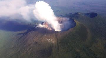 Fotografia do Monte Nyiragongo em outros períodos - Wikimedia Commons