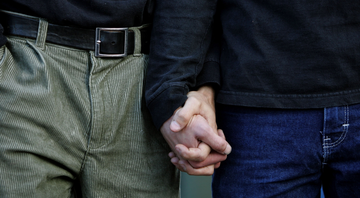 Um casal fica de mãos dadas - Getty Images