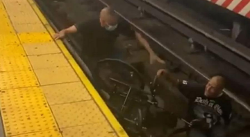 Homem não identificado salva cadeirante - Divulgação/Twitter/@SubwayCreatures