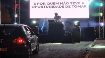 DJ toca músca enquanto jovens se vacinam em drive-thru, em Assis - Divulgação/Prefeitura de Assis