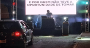 DJ toca músca enquanto jovens se vacinam em drive-thru, em Assis - Divulgação/Prefeitura de Assis