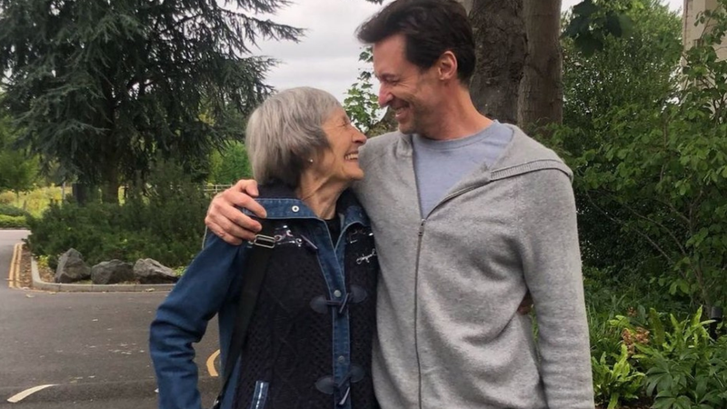 Hugh Jackman e sua mãe - Divulgação/Instagram/@thehughjackman