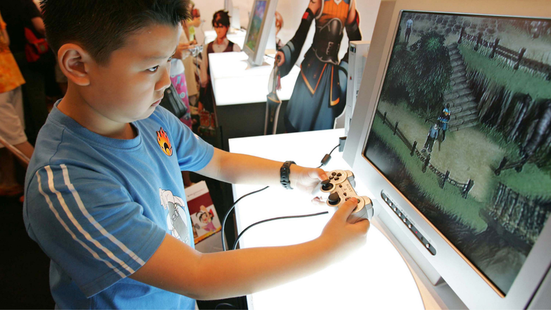 Criança chinesa joga videogame - Getty Images