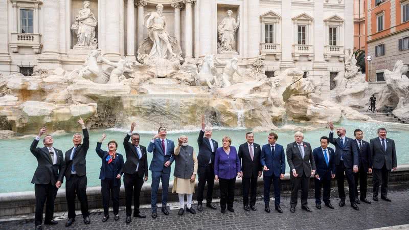 Líderes mundiais jogam moedas na famosa Fontana di Trevi - Getty Images