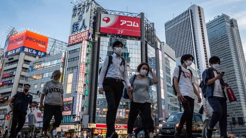 Na imagem, pessoas caminham pelas ruas de Tóquio - Getty Images