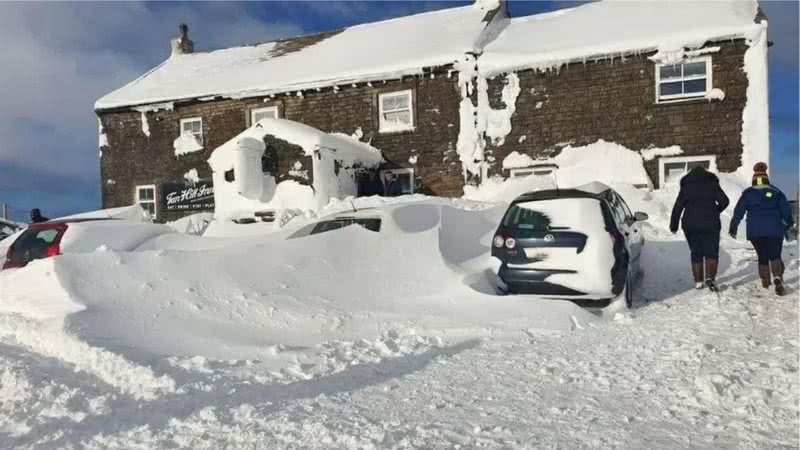 60 pessoas estão presas no estabelecimento - Divulgação / Facebook / North Yorkshire Weather Updates