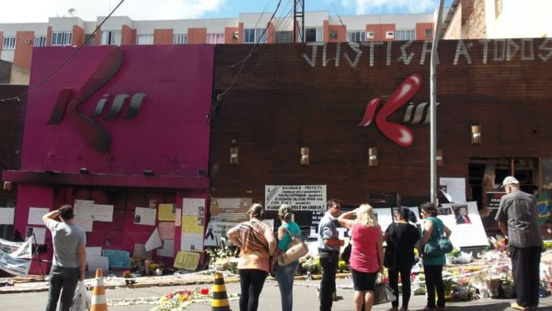 Fachada da boate Kiss após o incêndio - Wikimedia Commons / Leandro LV