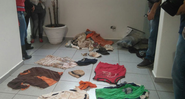 Pessoas observam roupas encontradas na casa do pintor - Divulgação / G1