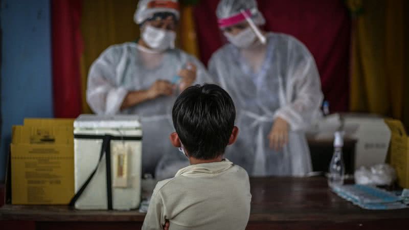 Criança aguarda vacina - Getty Images